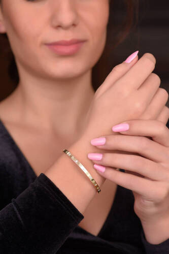 Çivi Desenli Taşlı Altın Kelepçe - 